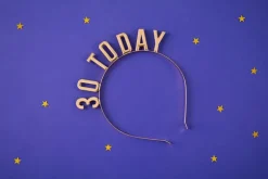 Fødselsdags Hårbøjle "30 TODAY" Metallic Guld