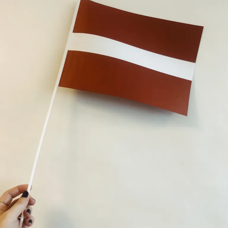 Letlands Papirflag på Pind, 27 x 20 cm